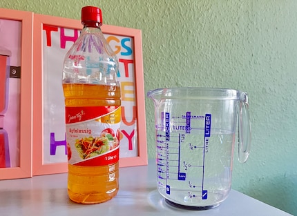 Mit Apfelessig und Wasser rücke ich testweise gegen den Schmierfilm an.