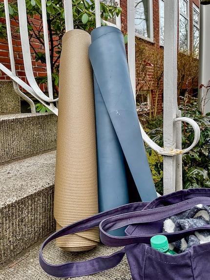 Das Testobjekt und meine alte, abgenutzte Matte auf dem Weg ins Yoga-Studio.