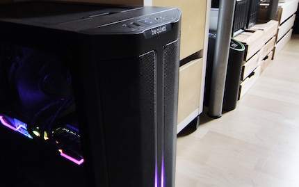 Der Gaming-PC bekommt bei Stromausfall für wenige Minuten Saft von der Back-UPS Pro. Ebenso Modem, Router, Switch, Hue Bridge und NAS.