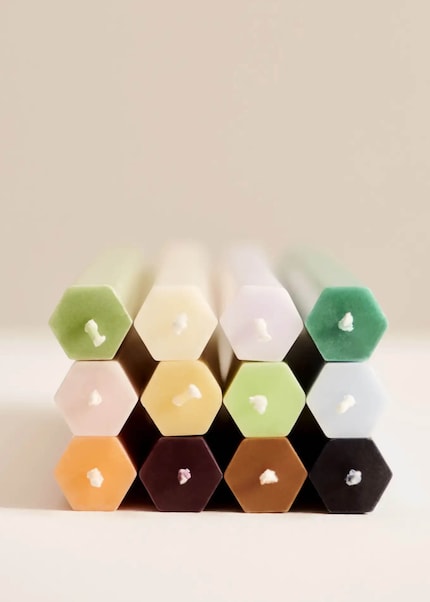 Eine Kerze, die sich durch ihr geometrisches und minimalistisches Design auszeichnet.