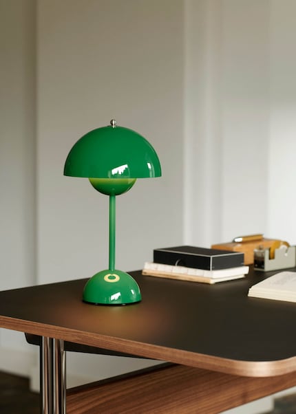 Die Flowerpot-Leuchte von Verner Panton fängt den Memphis-Stil gekonnt ein.