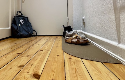 Shoe mat Glue measures 32 × 120 centimetres. The curved shape blends beautifully into the hallway.