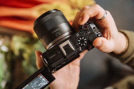 Kleine Kamera, kleines Objektiv: das RF-S 14-30mm an der neuen EOS R50V.