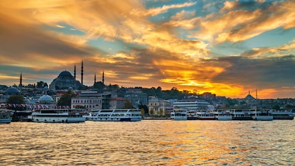 Proxima Centauri versteckt sich in Istanbul. Zumindest wäre er gut 2443 Kilometer weit von unserer Lego-Sonne weg.