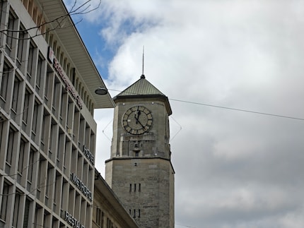 Der dreifache optische Zoom holt den Turm schön nah heran.