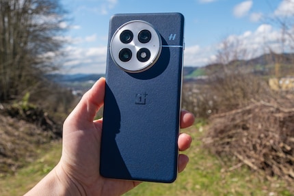 Mir gefällt das blaue Kunstleder und das perlmuttfarbene Kameramodul. Auch wenn alles am Oneplus 13 etwas gross ist.