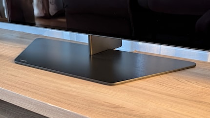 The centred base is stable and nice and flat. My soundbar fits on it without protruding into the picture.