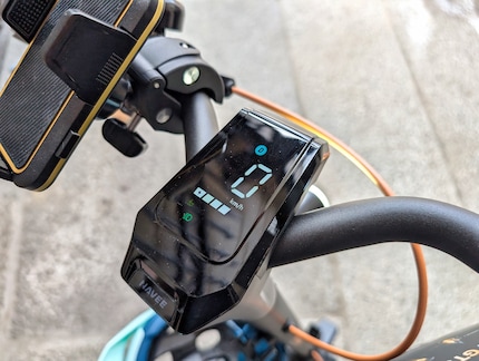 Für die E-Scooter gibts auch Zubehör wie eine Handyhalterung.