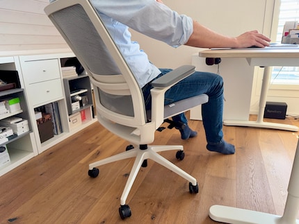 Es ist Teil meines Jobs, die Bequemlichkeit von Bürostühlen zu testen. Gut, oder?
