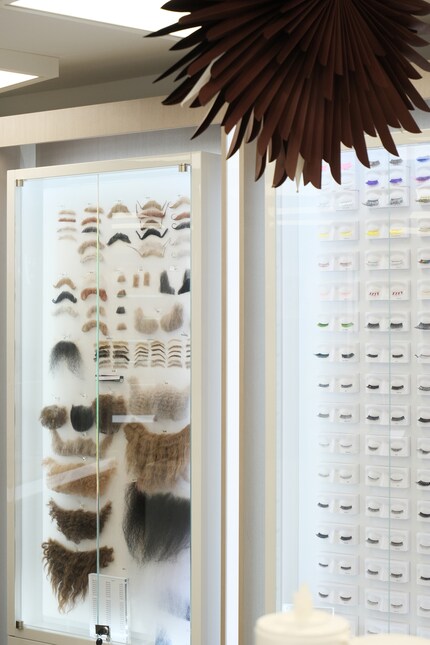 Wahnsinn! Neben allerlei Wimpern gibt es hier auch handgeknüpfte Echthaarbärte, Schnäuze und Augenbrauen.