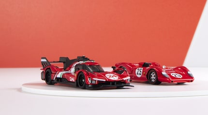 Im limitierten Set sind zwei Rennsportlegenden vereint.