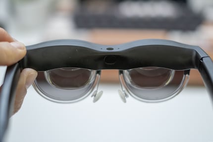 The ambient light sensor and the microphones are located on top of the frame in the centre. On the inner side, you can see the sensor for wearer detection.