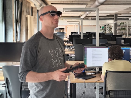 The refresh rate of 60 hertz on the Steam Deck is too low for gaming.