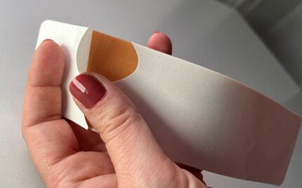 Die Schutzfolie lässt sich problemlos abziehen und das Pflaster hält angenehm ohne zu verrutschen.