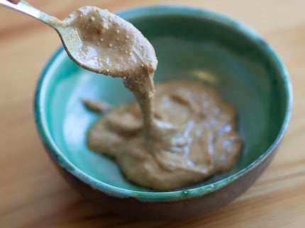 In der Konsistenz und im Geruch ähneln die beiden Aufstriche Erdnussbutter schon einmal sehr.
