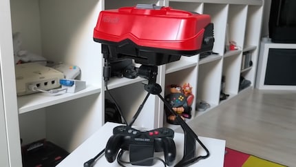 Der Virtual Boy samt Ständer und Controller.
