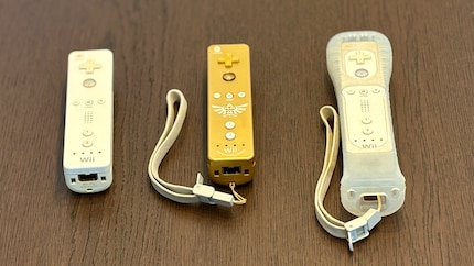 Die Wiimote gibt es in zahlreichen Ausführungen. Sie haben alle den integrierten Lautsprecher gemeinsam.