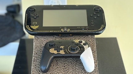 Das Gamepad der Wii U ist deutlich klobiger als herkömmliche Controller. Im Vergleich: der Pro Controller der Switch.
