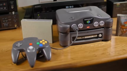 Das 64DD wird als Erweiterung unter der Konsole angeschlossen und spielt anstelle von Cartridges Disketten ab.