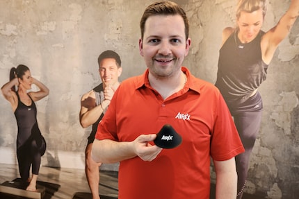 Airex representative Sandro Frick presents the Triggerpoint at Fibo.