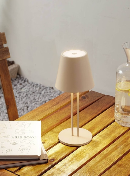 Eine wetterfeste Lampe für alle, die gerade eine Schwäche für die Trendfarbe Buttergelb haben.