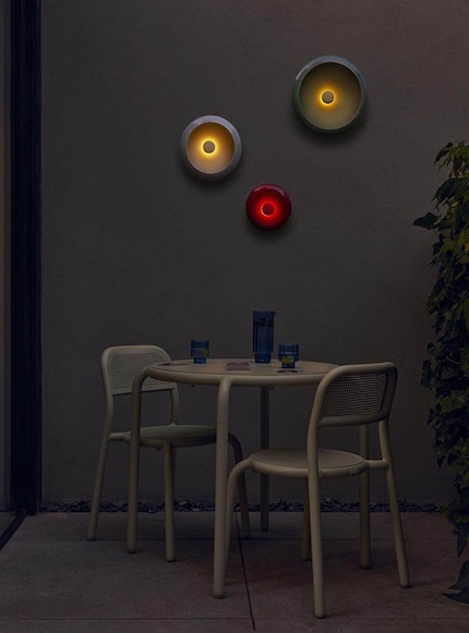 Das Zwei-In-Eins-Design kann liegen oder hängen.