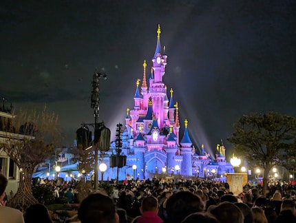 Too many people: tens of thousands want to see the light show and fireworks every evening.