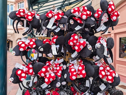 One of over a dozen variations of the Disney hairband ears.