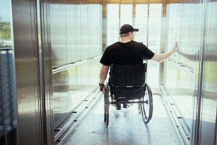 Drei Aufzüge später: endlich Platz. Nicht heldenhaft – einfach nötig.