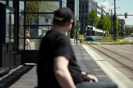 Warten aufs 4er-Tram. Kein Drama. Kein Statement. Nur Alltag.