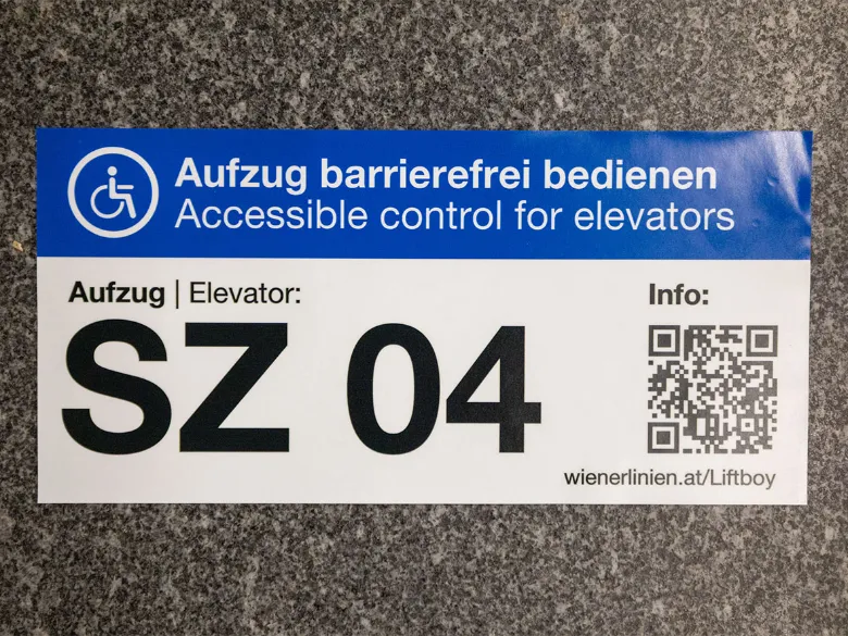 Die Aufkleber an den U-Bahn-Stationen tragen die Bezeichnung des Aufzugs und sind mit einem QR-Code versehen.