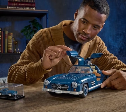 The Mercedes-Benz 300 SL with gullwing doors consists of 1600 individual parts.