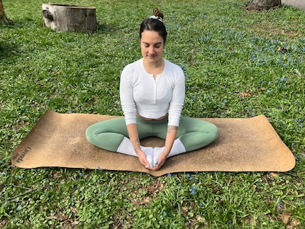 Baddha Konasana ist eine sanfte Hüftöffnung. Diese Yoga-Pose hilft, die Körpermitte zu entspannen und tiefer in den Bauch zu atmen.