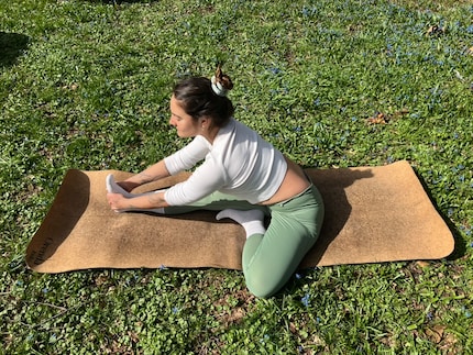 Janushirshasana dehnt die Beinrückseite. Das Knie darf gebeugt bleiben, die Hände können auch neben dem Bein abgelegt werden. 