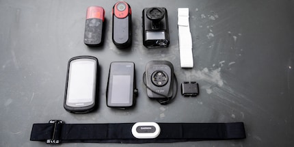 Es ist aber auch ein Tech-Heck-Meck: diverse Gadgets diverser Anbieter von Garmin bis Coros.