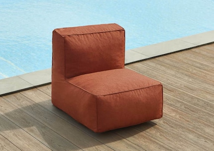 Durch das niedrige Design ohne klassische Stuhlbeine wirkt der Lounge-Sessel etwas massiver, aber auch richtig cozy.