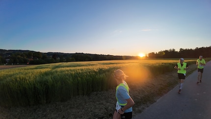 Der Sonnenuntergang bietet eine tolle Kulisse.