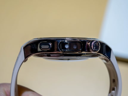 The X-TAP sensor is located on the side in the centre, between the rotating crown and another button.