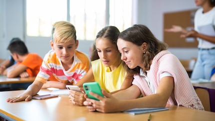 In der Schule und danach: Jugendliche sind immer länger auf Empfang.