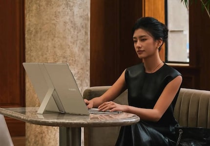 Auf der Rückseite des MateBook Fold ist ein Standfuß integriert.