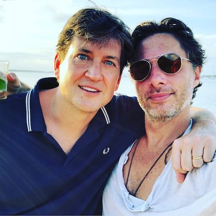 Bill Lawrence, hier zusammen mit Zach Braff, ist mit der Jordan Sullivan-Darstellerin Christa B. Miller verheiratet. Er arbeitet als Showrunner für Ted Lasso und Shrinking.