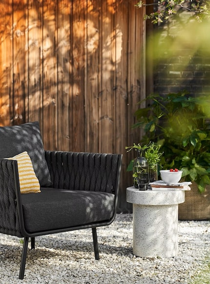 Pilz-Design trifft auf Terrazzo-Vibes: Der Steintisch passt sich smooth der Umgebung an.