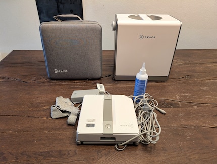 With the Omni (back right) everything fits in the base station, the W2 Pro comes in a bag (back left), and for the Mini you have to find your own solution.