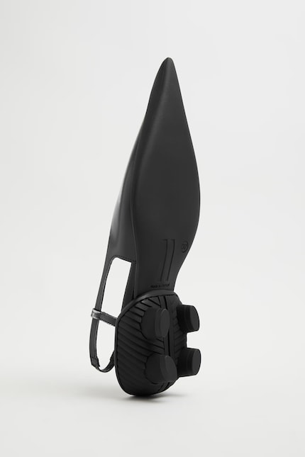Die Annya-Pumps von Miista haben Nocken statt Absätze.