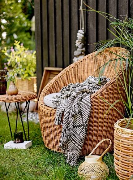 Der Rattan-Tisch lässt sich leicht umstellen.