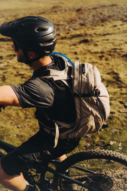 Der unisex Rucksack lässt sich auf deine Torsolänge einstellen.