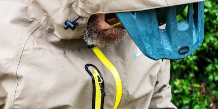 Ist es ausserhalb des Dirtsuit Core Edition nass, wird`s physikalisch bedingt innen warm und durch Schweissbildung auch feucht