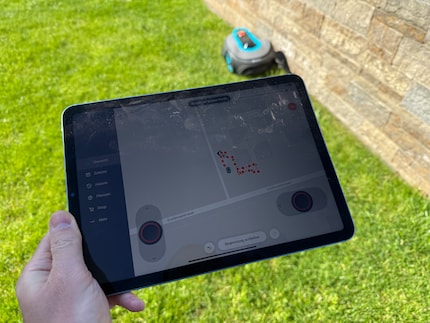 Bei der ersten Begrenzungsfahrt navigiere ich den Sileno Free mit dem iPad. Ich zeige ihm seinen künftigen Arbeitsplatz.