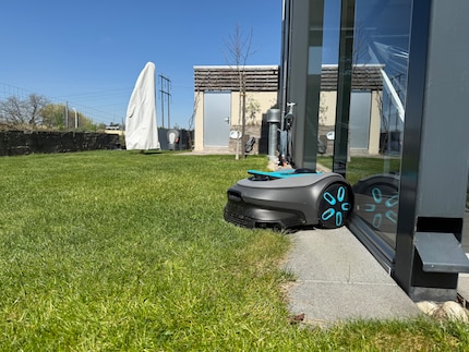 Ich habe die Randbegrenzung ungenau definiert, der Sileno Free hat keine Hinderniserkennung. Ergebnis: Der Mähroboter fährt mit Karacho dagegen.
