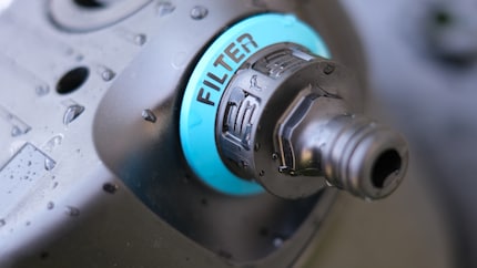 Hier schliesst du den Gartenschlauch an. Gardena hat im «Aqua Precise» einen Filter eingebaut, damit auch Brunnenwasser genutzt werden kann.
